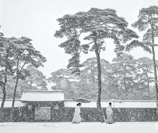 Werner Bischof Im Innenhof des Meiji-Tempel Werner Bischof  Galerie Roschlaub