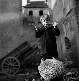 Werner Bischof Kind mit Fadenspiel Werner Bischof  Galerie Roschlaub